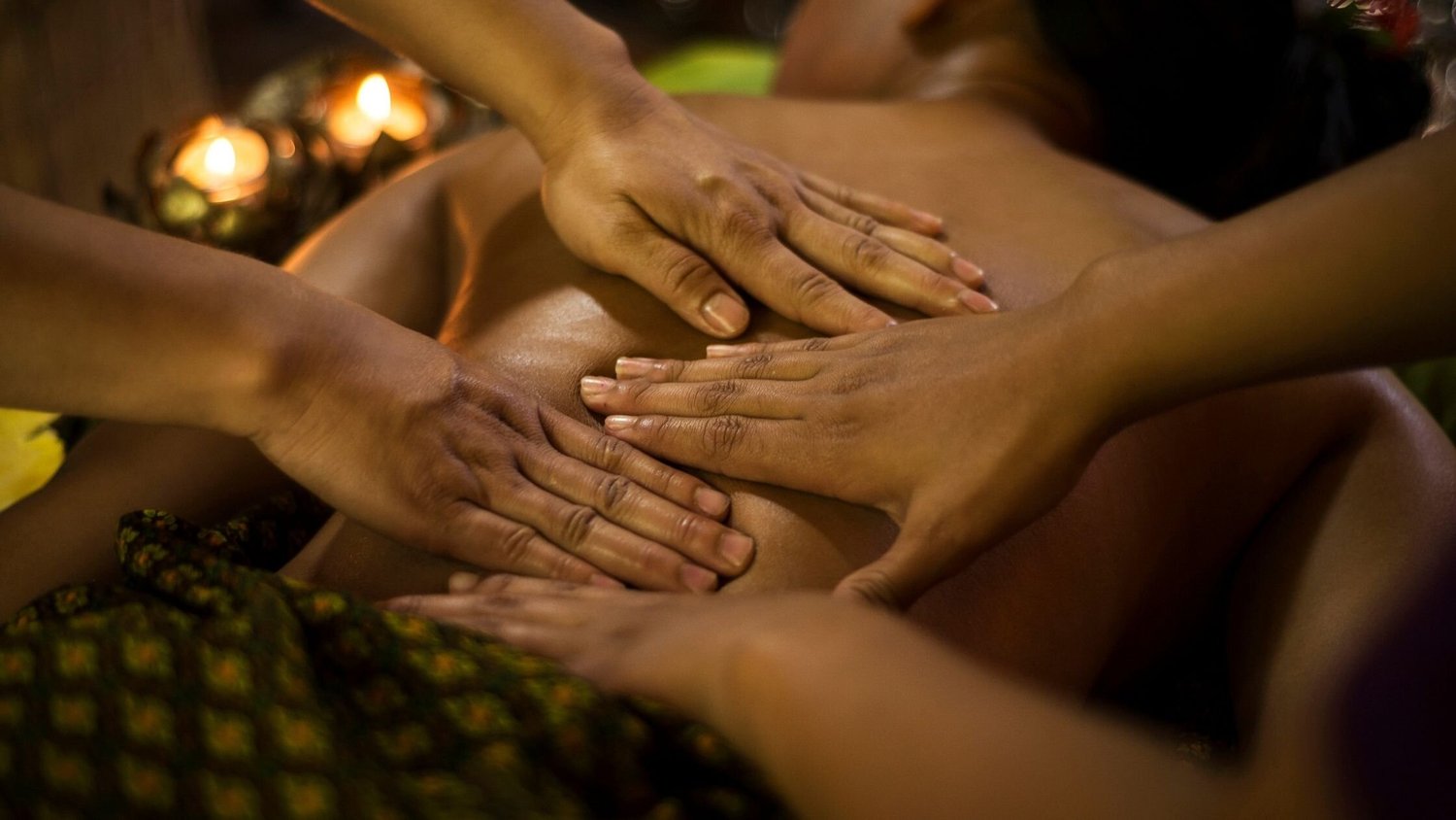 Four Hands Massage vs Regular Massage – What’s the Difference?